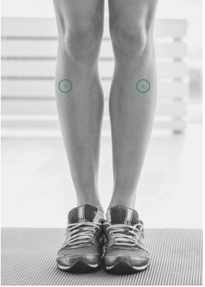 Laeufer nutzt Foam Roller fuer Selbstmassage und Shiatsu zur schnellen Regeneration nach Lauftraining.