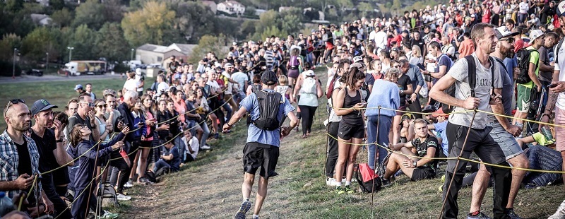 Laeufer auf dem Grand Trail des Templiers 2024 bei Millau, anspruchsvolles Trailrunning-Rennen im Gelaende.