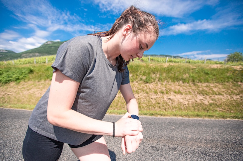 Triathlet trainiert schneller mit Herzfrequenz- und Wattmessung auf dem Rad im Intervalltraining.