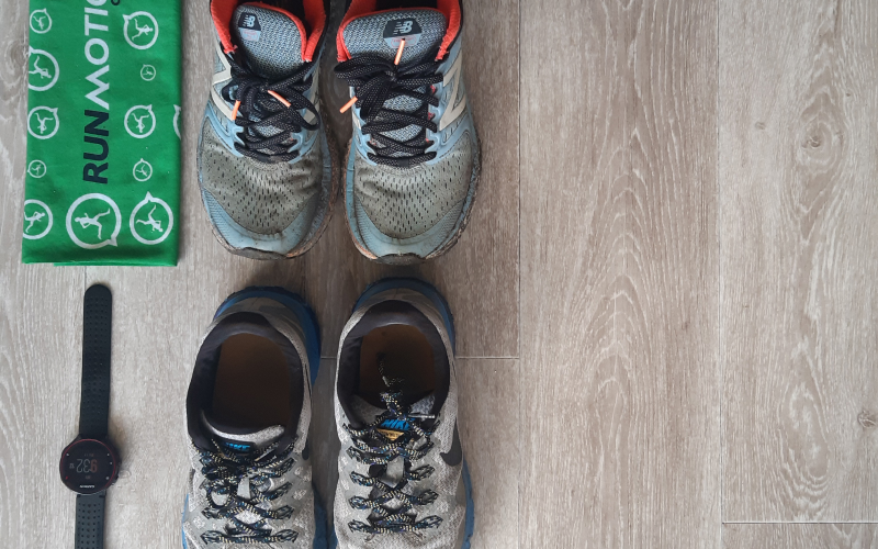 Laeuferin macht Kraft- und Konditionstraining zu Hause, bleibt im Winter laufstark und fit.