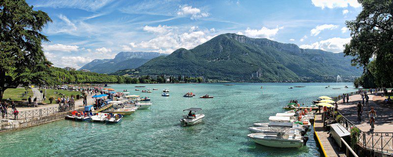 Laeufer in Annecy am Seeufer auf den schoensten Laufstrecken und Trailrunning-Pfaden.