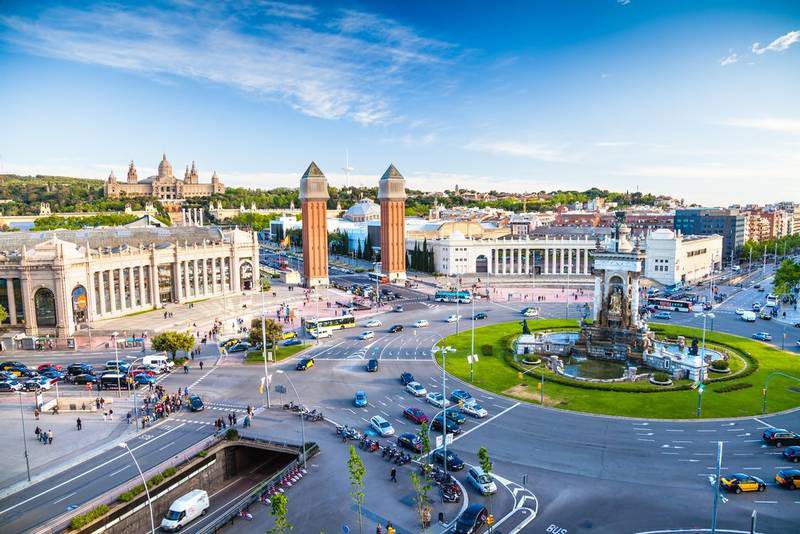 Läufer auf der 9-km-Route am Montjuïc in Barcelona mit Olympia-Flair und Stadtblick.