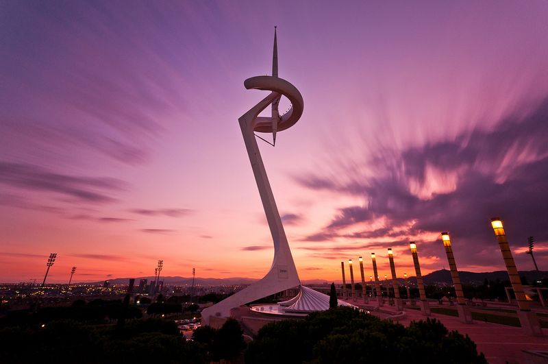 Laeufer auf der 9-km-Route im Olympiapark Montjuic in Barcelona mit Olympia-Flair.