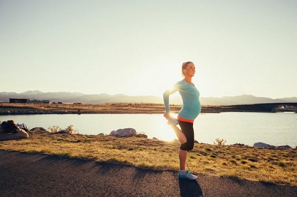 Schwangere Frau beim sicheren Lauftraining, bleibt fit und gesund während der Schwangerschaft.