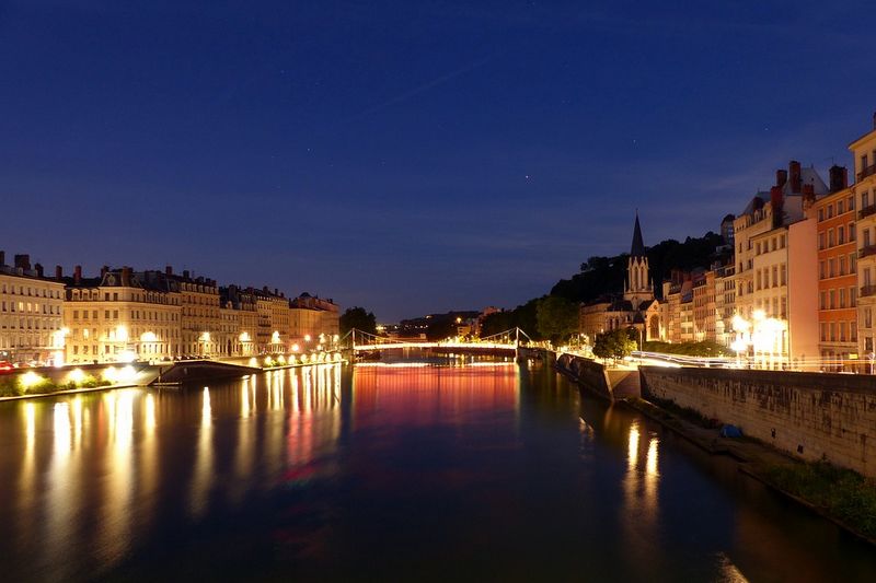 Läufer auf Trainingsstrecke in Lyon mit Tempoabschnitt und grandiosem Panorama über die Stadt.