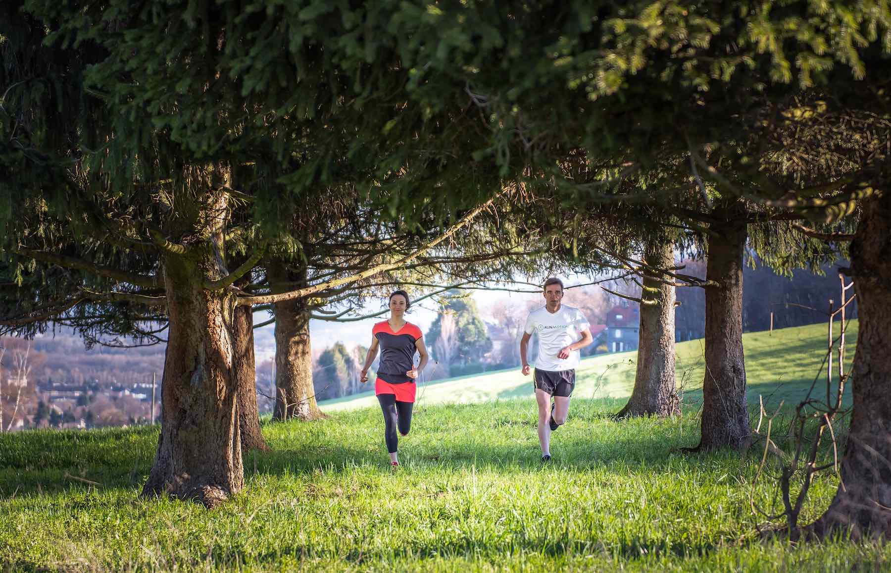 Läuferin beim Training im Freien zur Laufmotivation steigern mit sechs Tipps, um dranzubleiben.
