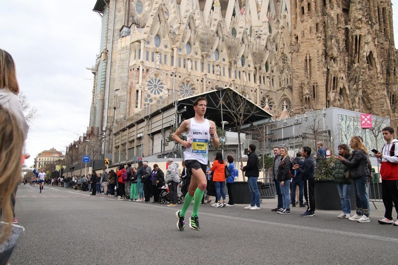 Romain Adam läuft beim Marathon Barcelona 2:35 und zeigt effektives Marathontraining in der Praxis.