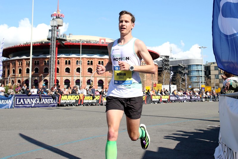 Laufer Romain Adam beim Marathon Barcelona, der 2:35 knackt und effektives Training demonstriert.