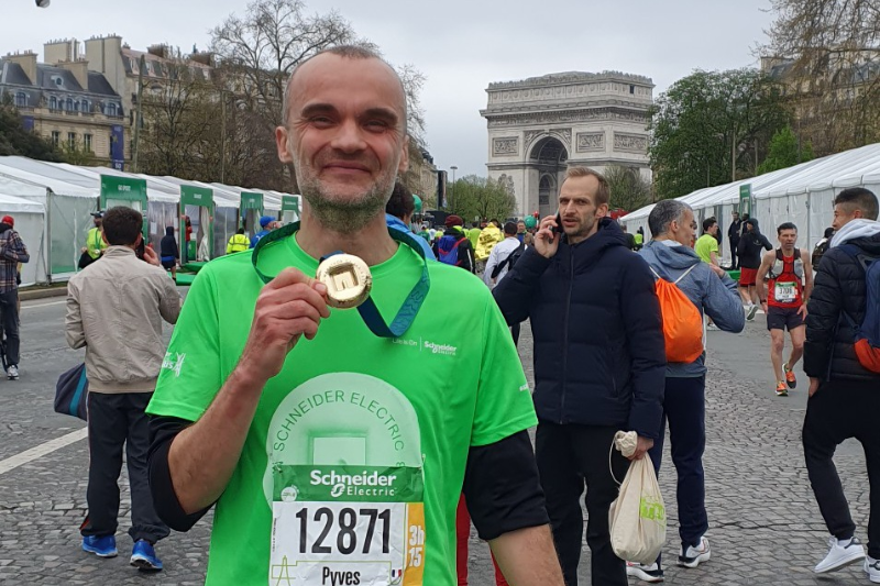 Läufer beim Marathon de Paris erreicht neue Bestzeit dank strukturiertem Trainingsplan im Straßenlauf.