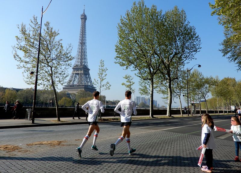 Laeufer trainiert fuer den Marathon de Paris mit vVO2max Intervallen, um schneller zu werden.