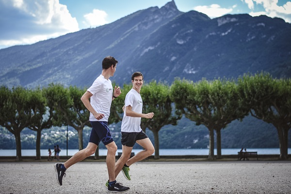 Läuferin beim Marathontraining im Morgengrauen, fokussiert auf Running-Vorsätze und Marathonziel erreichen.