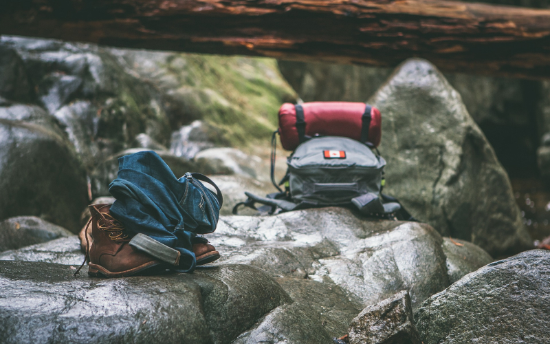 Trailrunner plant Mehrtagestrekking Route und Etappen, prüft Ausrüstung und Karte für sicheres Trekking.