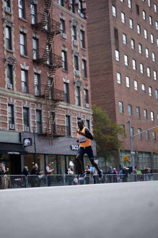 Die schönsten Lauf-Fotos vom New York City Marathon 2023, aufgenommen von RunMotion Coach.