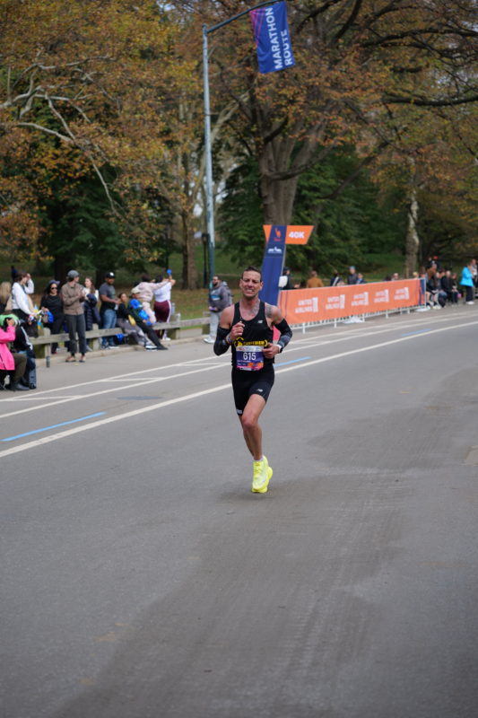 Laeufer beim New York City Marathon 2023, schoene Lauf-Fotos von RunMotion Coach entlang der Strecke.
