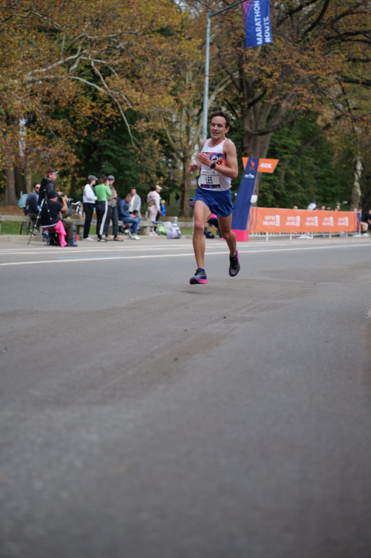 Laeufer beim New York City Marathon 2023, schoenste Lauf-Fotos von RunMotion Coach entlang der Strecke.