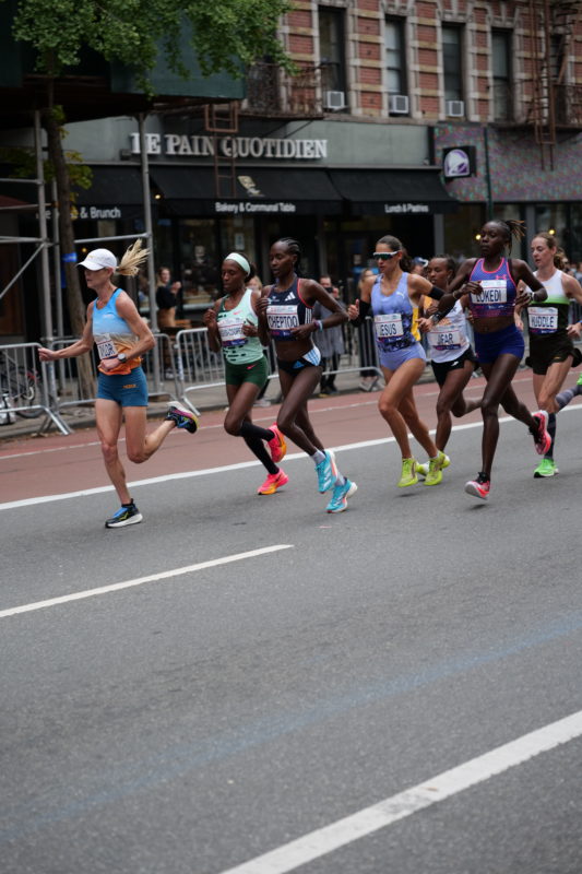 Die schönsten Lauf-Fotos vom New York City Marathon 2023, aufgenommen von RunMotion Coach.