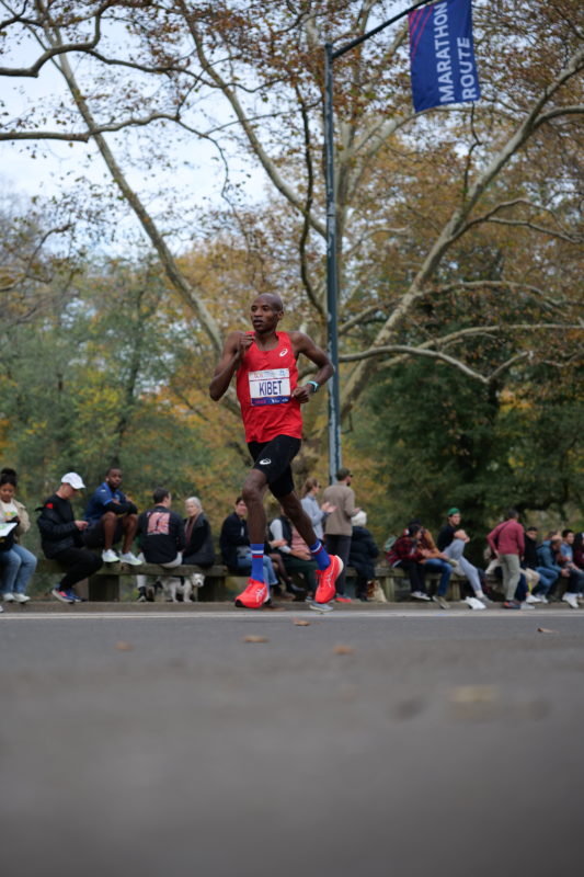 Laufer beim New York City Marathon 2023, die schoensten Lauf-Fotos von RunMotion Coach.