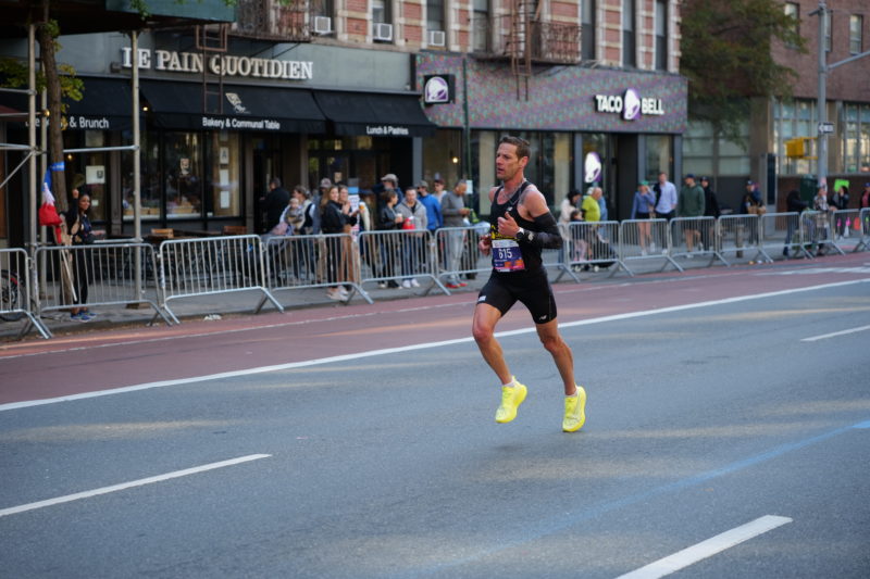 Die schönsten Fotos vom New York City Marathon 2023 mit Läufern, aufgenommen von RunMotion Coach.