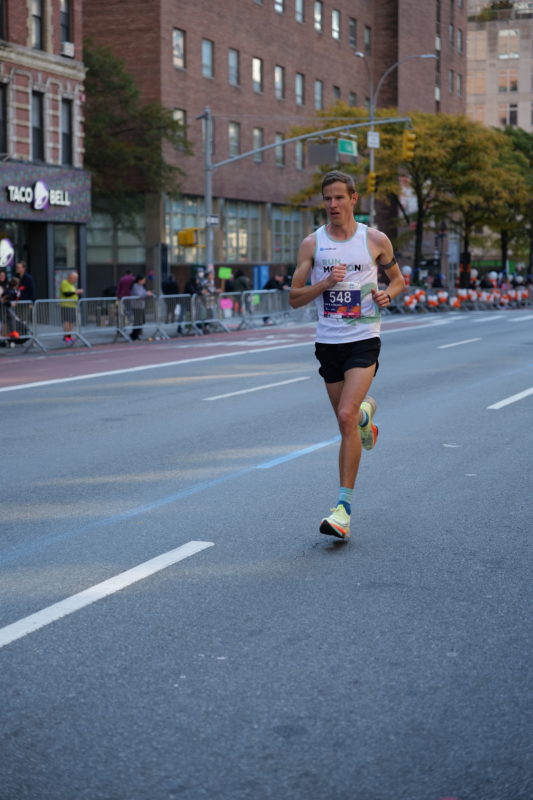 Laufszene beim New York City Marathon 2023, schoenste Fotos von RunMotion Coach entlang der Strecke.