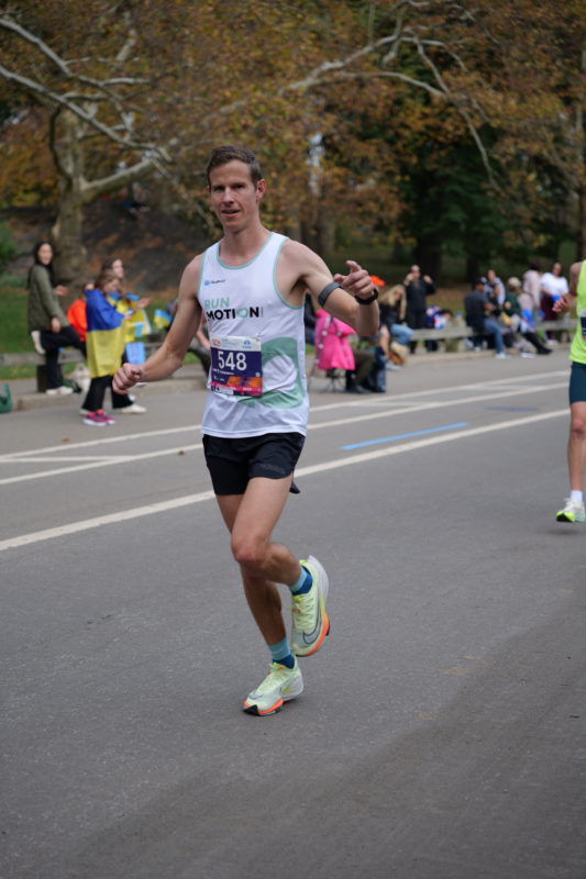 Die schönsten Lauf-Fotos vom New York City Marathon 2023, aufgenommen von RunMotion Coach.