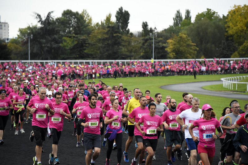 Läufer beim Odysséa Benefizlauf in Paris unterstützen den Lauf gegen Brustkrebs.
