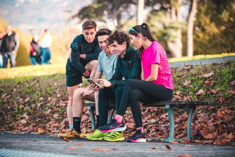 Läufer nutzt Online-Laufcoach und App, um Lauftraining gezielt zu optimieren und schneller zu werden.