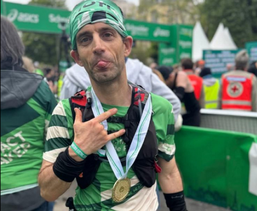 Läufer beim Paris Marathon 2025, Laufstory trotz Morbus Bechterew, Zielzeit 3:17.