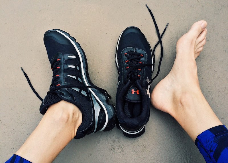 Lauferin beim Training mit Plantarfasziitis, Tipps gegen Fersenschmerz und Entlastung der Plantarfaszie.