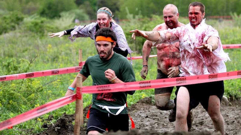 Läufer beim Run for Your Lives Hindernislauf, ein verruecktes Laufrennen, das die Ausdauer pusht.