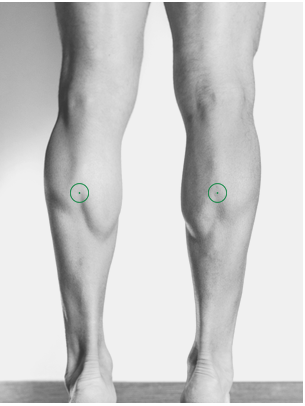 Laeufer nutzt Foam Roller und Selbstmassage zur schnellen Regeneration nach intensivem Lauftraining.
