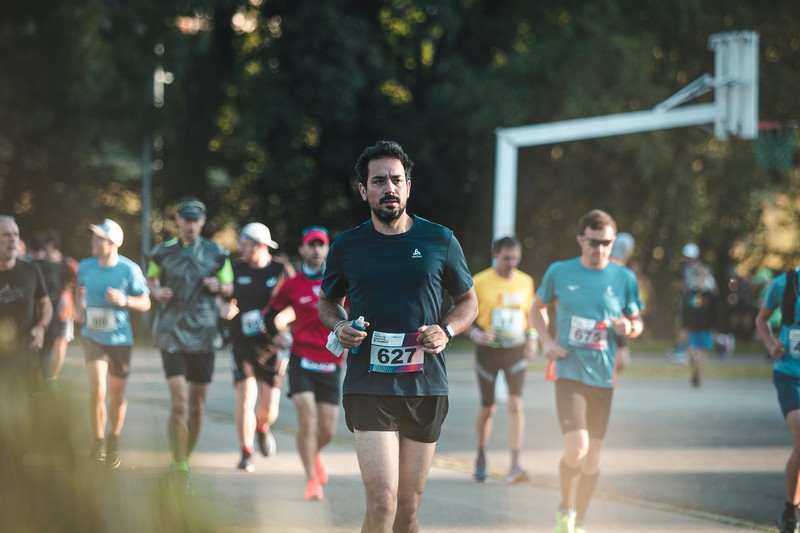 Laeuferin trainiert nach SMART-Zielen im Lauftraining, um die Bestzeit effizient zu knacken.