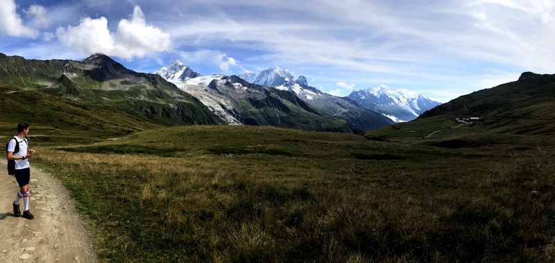 Trailrunner am Tour du Mont-Blanc auf einer Etappe, mit Ausrüstung und Zeitplan für das Abenteuer.