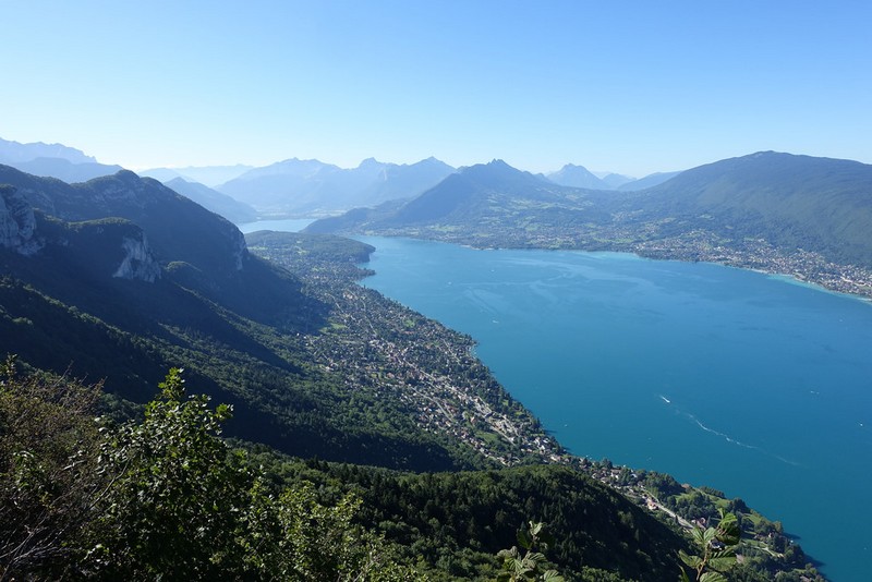 Trailrunning in Annecy am See: Läufer auf dem Trail Richtung Mont Veyrier und Mont Baron.