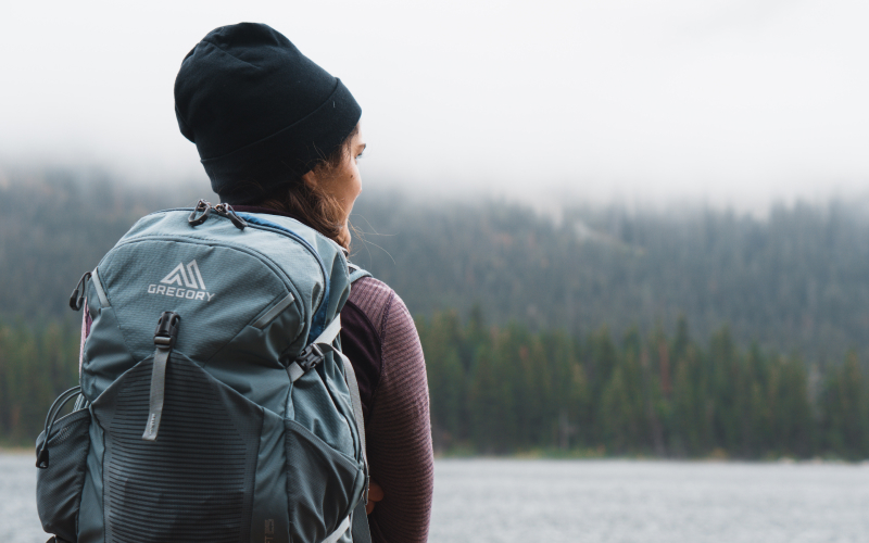 Trailrunner packt Ausruestung fuer Mehrtagestrekking, plant Route und Etappen fuer sichere Bergtour.