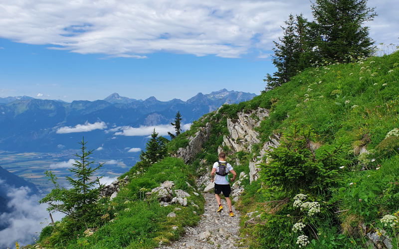 Trailrunner auf der Route von Montreux zum Rocher de la Naye in der Schweiz.