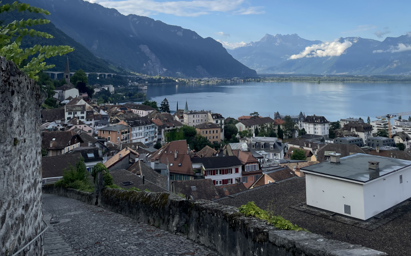 Trailrunner auf der Route von Montreux zum Rocher de la Naye in der Schweiz.