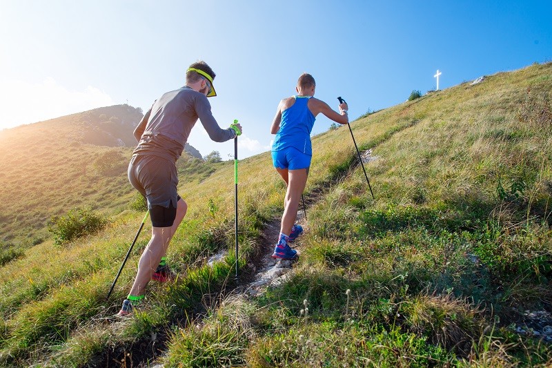 Trailrunner waehlt Trailrunning-Stoecke nach Laenge, Material, Griff und Faltbarkeit fuer bergige Trails.