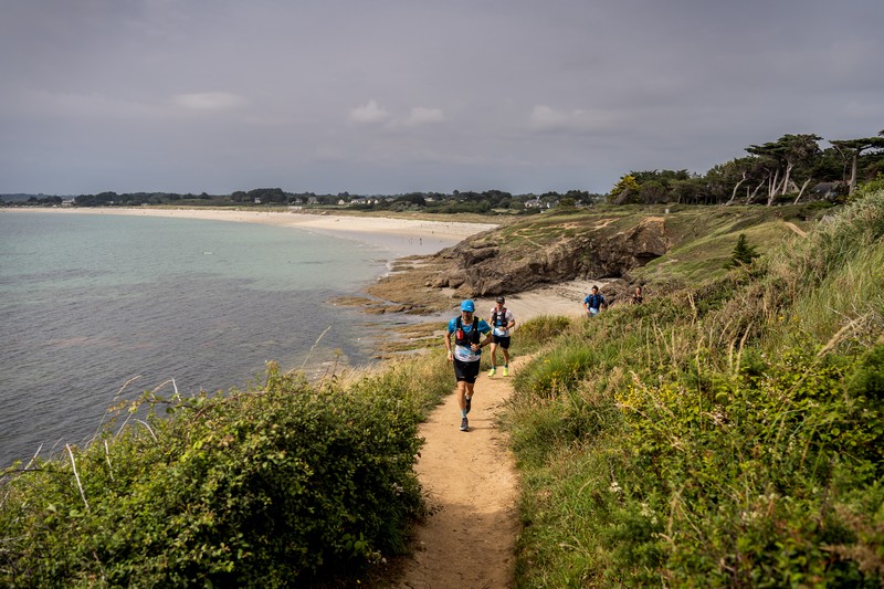 Trailrunner trainiert auf flachem Trail für Ultra und bleibt durch gezieltes Training stark.