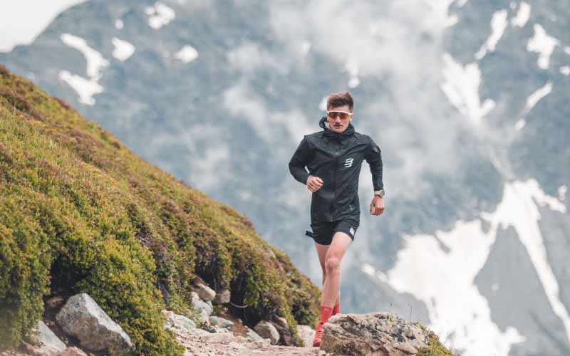 Trailrunner folgt Trainingsplan und meistert Höhenmeter sowie Technik auf anspruchsvollem Bergtrail.