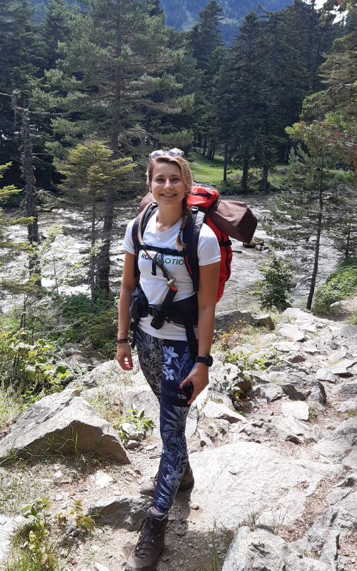 Wanderer plant eine Trekkingroute fürs Mehrtagestrekking, mit Etappenübersicht und passender Ausrüstung auf der Karte.