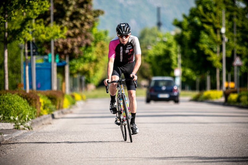 Athlet trainiert fuer Triathlon 70.3 Trainingsplan, bereit fuer Half Ironman in Bestform.