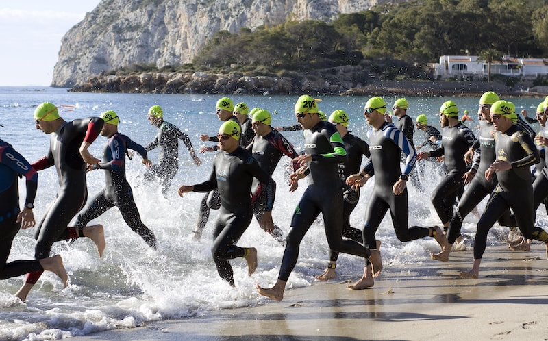 Triathlet beim Intervalltraining: Intensitaetseinheiten im Triathlon-Trainingsplan zur optimalen Wochenstruktur.