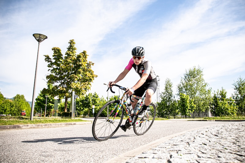 Triathletin strukturiert ihre Trainingswoche mit Triathlon Trainingsplan für Schwimmen, Radfahren und Laufen.