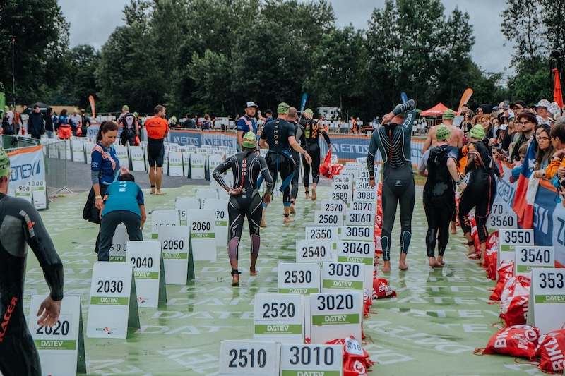 Triathlet in der Wechselzone beim schnellen T1 und T2 Transition-Wechsel zwischen Schwimmen, Radfahren und Laufen.