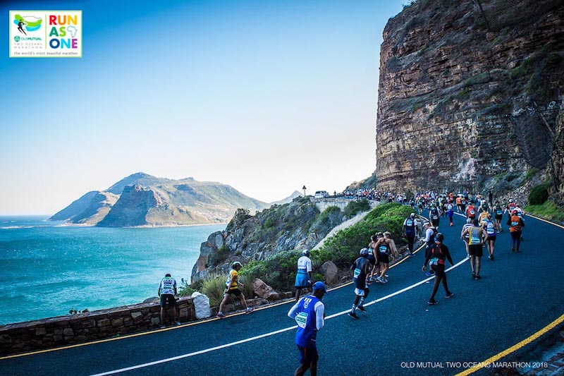 Läufer beim Two Oceans Marathon in Südafrika, spektakulärer Küstenlauf mit Meerblick und Atmosphäre.