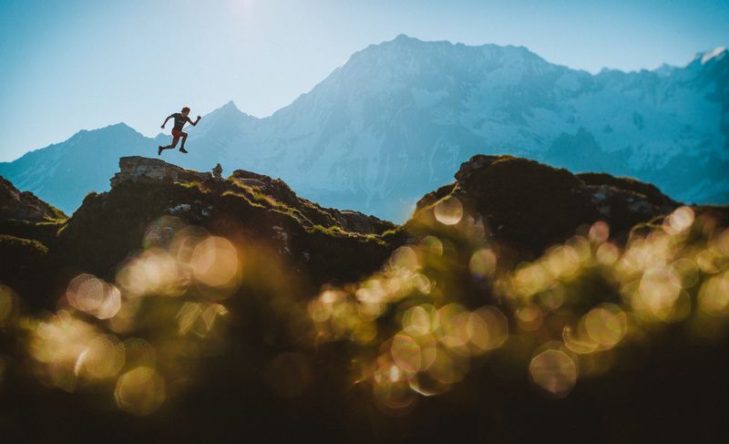 Trailrunner bereitet sich auf den UTMB Mont-Blanc Ultratrail vor, Bergtrail-Training und Ausruestung.