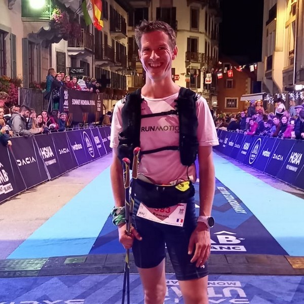 Trailrunner auf der UTMB-Strecke bei Chamonix und Vallorcine mit Fokus auf Pace und Verpflegung.