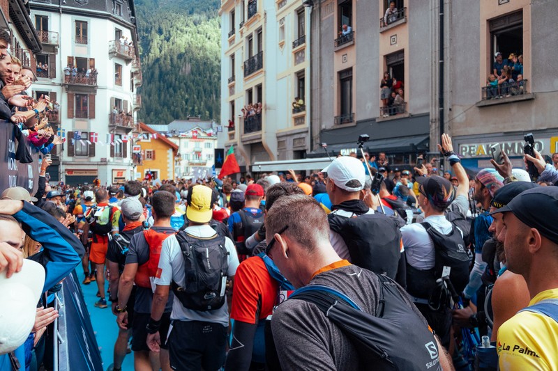 Trailrunner beim UTMB teilt sein Tempo richtig ein und greift an der Verpflegung zu.