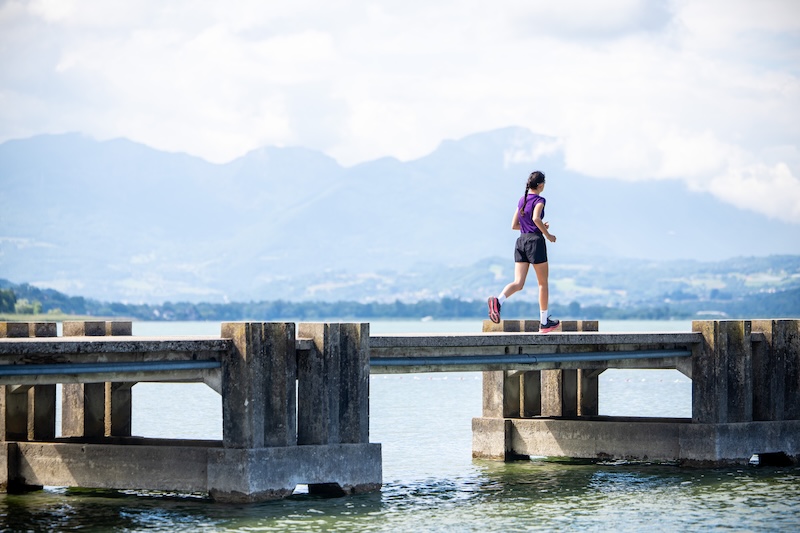 Triathlet trainiert in Zone 2 für Grundlagenausdauer, lockeres Ausdauertraining statt zu schnellem Tempo.