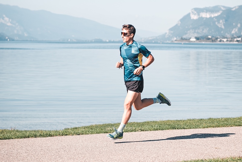 Läufer beim 10-km-Training mit effektiven Laufeinheiten für eine neue Bestzeit
